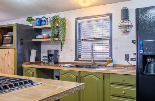West Odessa House | Westside Gameyard - Pool Table+Fast WiFi+King Bed by LCH