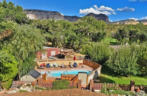 Zion National Park East Entrance Cabin | White Cliffs are Truly a Glorious Sight -Pool -Hot Tub-Breakfast-Farm-Zion/Bryce