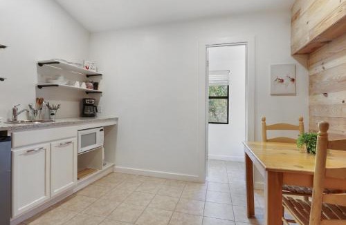 Wimberley Apartment | Wimberley Log Cabins Resort and Suites- Unit 2