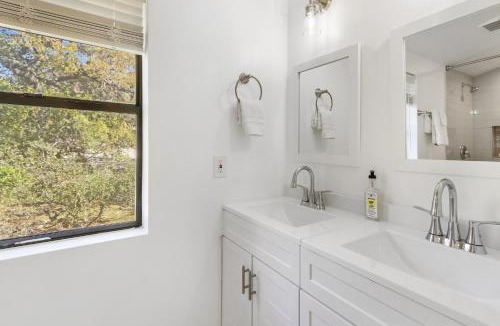Wimberley Apartment | Wimberley Log Cabins Resort and Suites- Unit 2