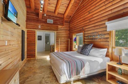 Wimberley Apartment | Wimberley Log Cabins Resort and Suites- Unit 4