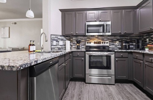 Richmond Apartment | Winter Modern Stay: Family & Corporate Friendly