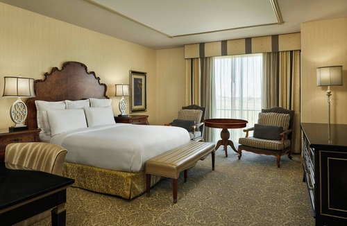 Aurora Hotel | Woolley’s Classic Suites