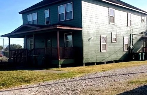 La Marque Apartment | Workers & Families Welcome! Close to NASA.