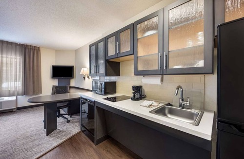 Nassau Bay Hotel | Your Adventure Awaits! Pet-Friendly Property Near NASA Johnson Space Center!