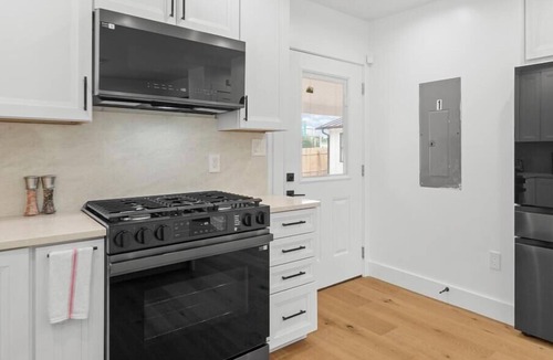 Clarksville House | Your Cozy E Austin Retreat | New High-End 2BR Mins to Dining, Downtown & Pubs
