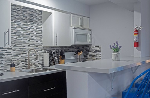 Montrose Apartment | Your Montrose Studios! Sleeps 44/22BR/22BA/22PA
