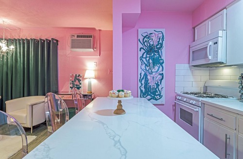 Neartown Apartment | Your Montrose Studios! Sleeps 24/12BR/12BA/12PA