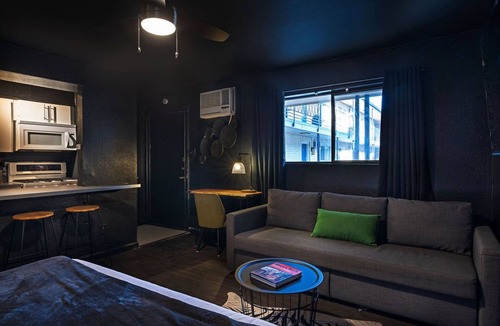 Montrose Apartment | Your Montrose Studios! Sleeps 32/16BR/16BA/16PA