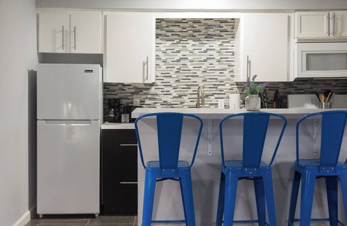Hyde Park Apartment | Your Montrose Studios! Sleeps 34/17BR/17BA/17PA
