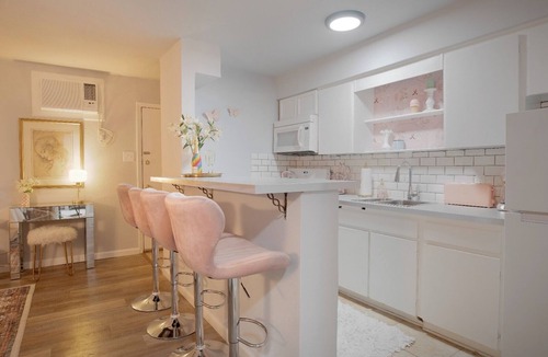 Hyde Park Apartment | Your Montrose Studios! Sleeps 62/33BR/33BA/25PA