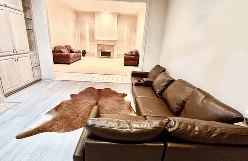 North Richland Hills House | Your perfect 4 bedroom getaway on a golf course
