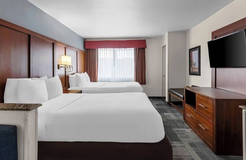 Englewood Hotel | Your Perfect Denver Base: Modern Comfort Near Downtown, Mall & Hiking Trails