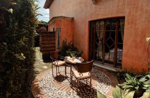 Antigua Guatemala Bed & Breakfast | Zahar Boutique Stay Volcano Views and Pool