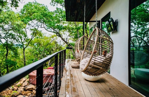 Oatmeal House | Zephyr Treetop Villa w/Mini Hot Tub + Outdoor Shower