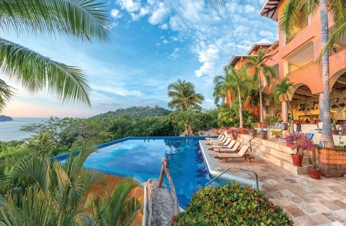 Almacen Resort | Zihuatanejo | Romantic Ocean Escape | Pool + Beach