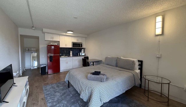 [02] ATX Studio: 1 Queen, Dog Park, Laundry Access