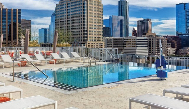 1 Bedroom in the heart of Austin Amazing Rooftop Pool!