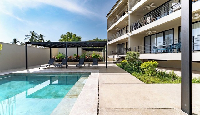 1 BR Solana 1st Level Condo | Walk to Beach & Town