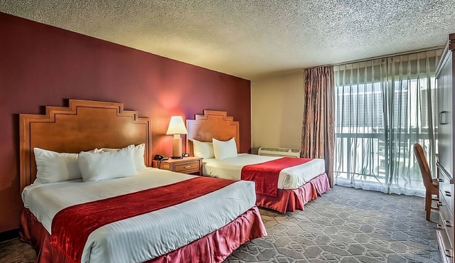 1 x Santa Fe Queen Non Smoking Room at Edgewater Casino Resort