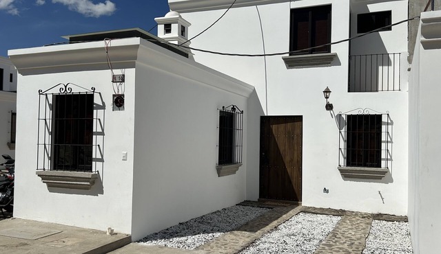 10 minutes from Antigua! Cozy family-sized condo with terrace.
