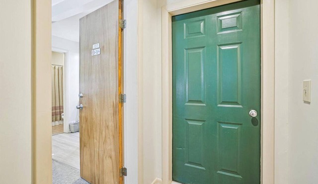 107 Deluxe Studio Queen, w/Sleeper sofa w/outdoor heated pool in Killington