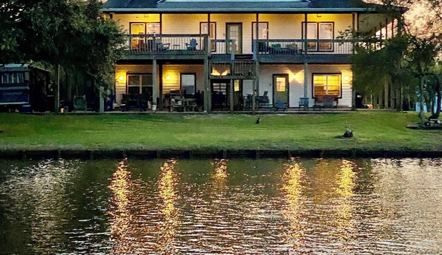 16 overnight guests, 3 Boat Docks, Fishing, Swimming, Kayaking, Reunions