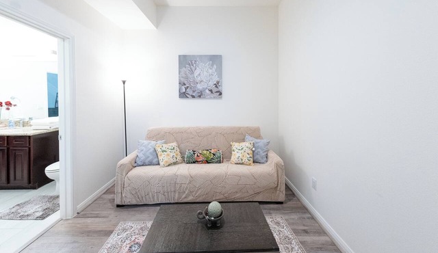 1A ~Cozy condo in charming Katy with WiFi, AC