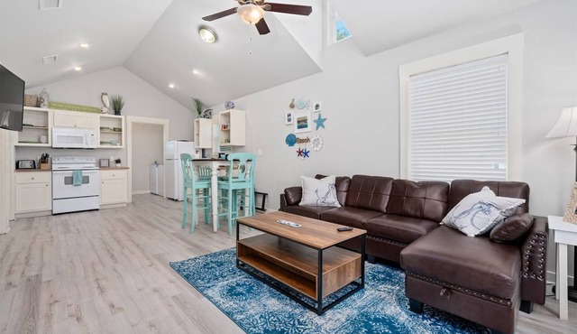 2 bedroom 2 bath cottage sleeps 6! Community Pool
