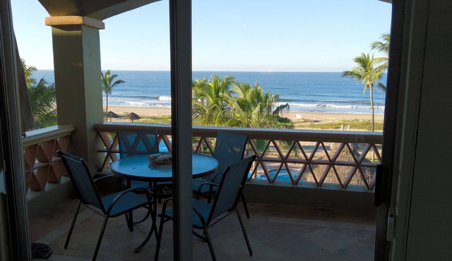 2 Bedroom, 2 bath Penthouse 58 yards from 3.5 miles of sandy beach!
