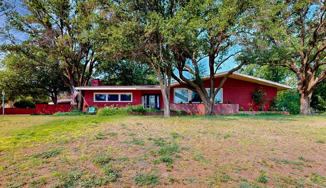 2 Bedroom Dog Friendly Main Home with enclosed backyard