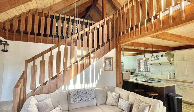 2 BR cabin with private hot tub and music room in Ronald