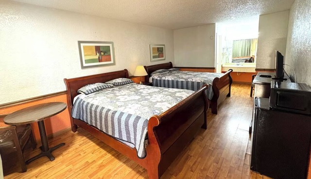 2 Budget-Friendly Rooms w/Free Parking, Near The Texas Zoo - 4.9 miles away