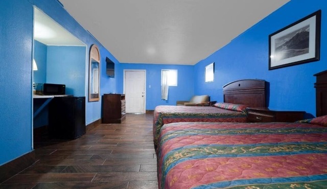2 Budget Island Rooms w/Fridge & Microwave Close to Local Restaurants