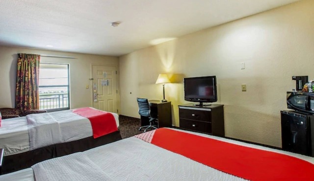 2 Clean Rooms | Bright LSU Stay Close to Restaurants and Shopping Spot