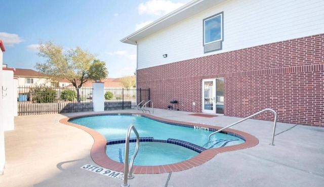 2 Comfortable Rooms for Families w/Nearby Dining & Attractions