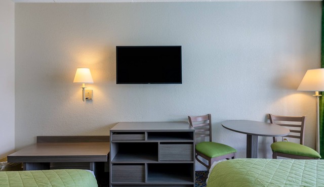 2 Double Beds Guestroom with Pool View in Kill Devil Hills