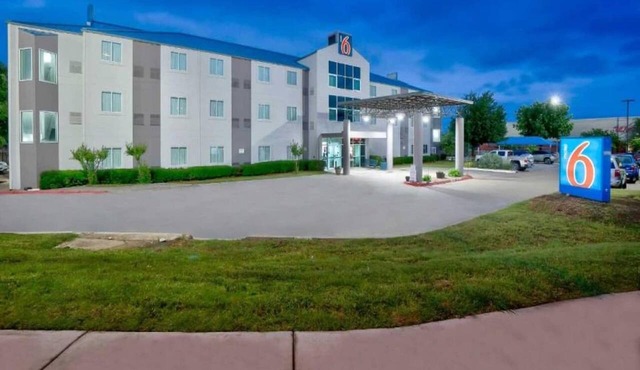 2 Full Beds | Accessible, Non-Smoking