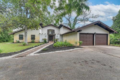 2 Mi to Dtwn: Spacious Angleton Home w/Courtyard!