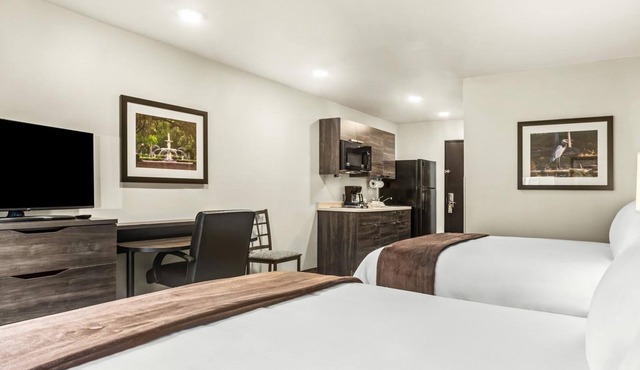 2 Pet-Friendly Jonesboro Accommodations w/Kitchenette | Free On-Site Parking