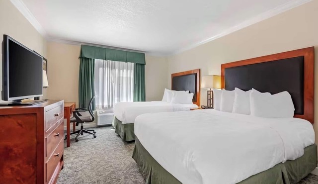 2 Queen Beds Stay w/Free Breakfast| Access to Indoor Heated Pool & Free Parking
