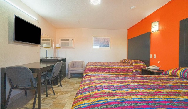 2 Queen Beds with Kitchenette