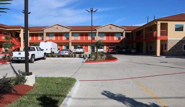 2 Queens, Scottish Inns IAH, Shuttle to Airport, Right off Highway 1960