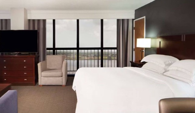 2 Spacious Rooms Enjoying Lakefront Dining and Space City Attractions