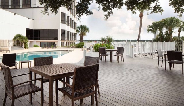 2 Stylish rooms with peaceful lake vibes near shops and entertainment