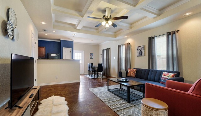 20% OFF Updated 3BR 2.5BTH Townhome - Pet-friendly - Fast WiFi-Driveaway Parking