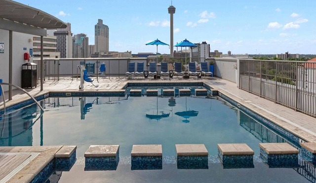 2BR Deluxe River Walk + Skyline Views