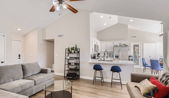 3/2 Quiet Home w/Pool w/in driving distance of major shopping and entertainment.