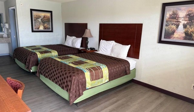 3 Accommodations with Free Parking | Enjoy Family Trips Near Oaks Theatre