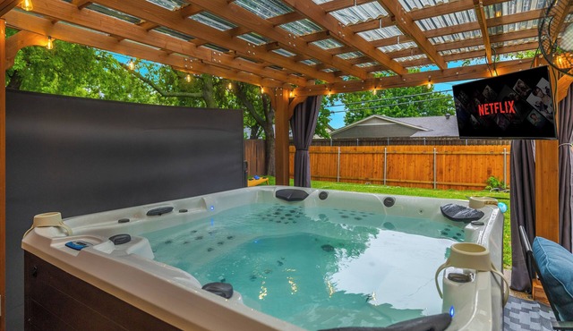 3-Bed Haven - 6 pple Hot tub, King bed, Pool & ping pong table, Grill, Fire pit